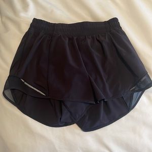black lulu hotty hot shorts perf condition